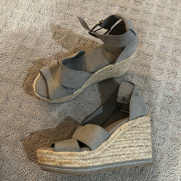 Universal Thread Gray Wedges - Picture 2 of 3